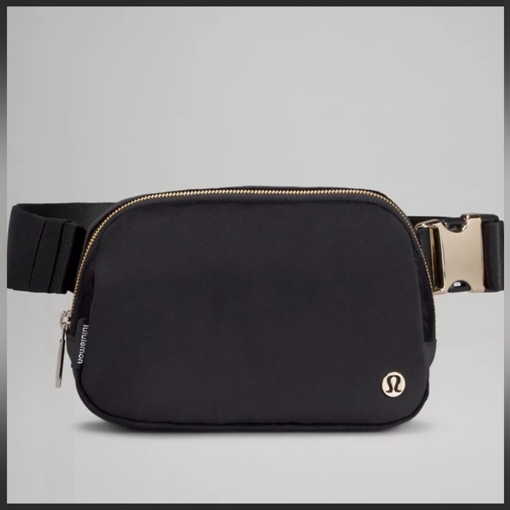 New never been used velvet belt bag